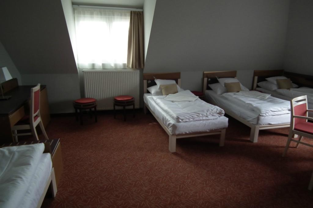 Szent Gellert Hostel Szekesfehervar Room photo