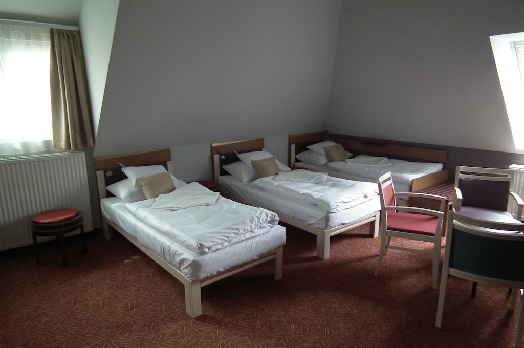 Szent Gellert Hostel Szekesfehervar Room photo